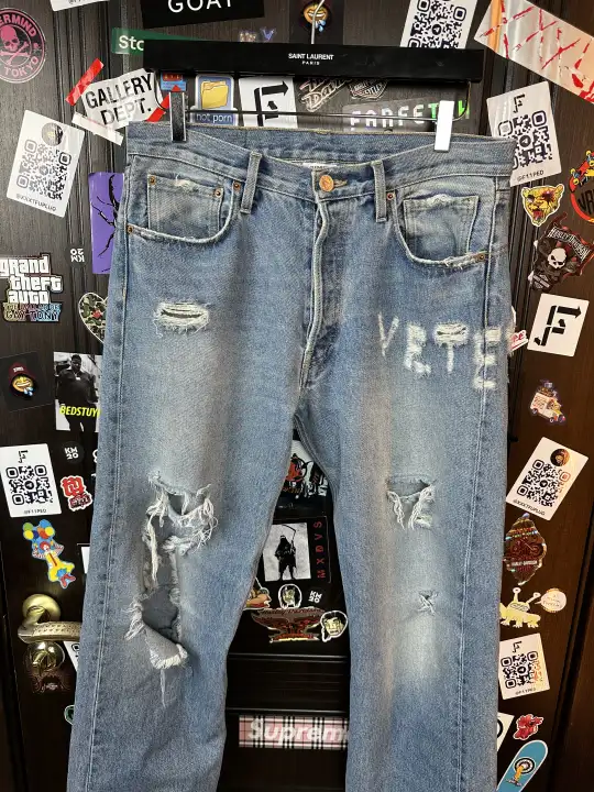 Vetements VETEMENTS FW19 Demna Anarchy Logo Distressed Blue Jeans, detail view 5