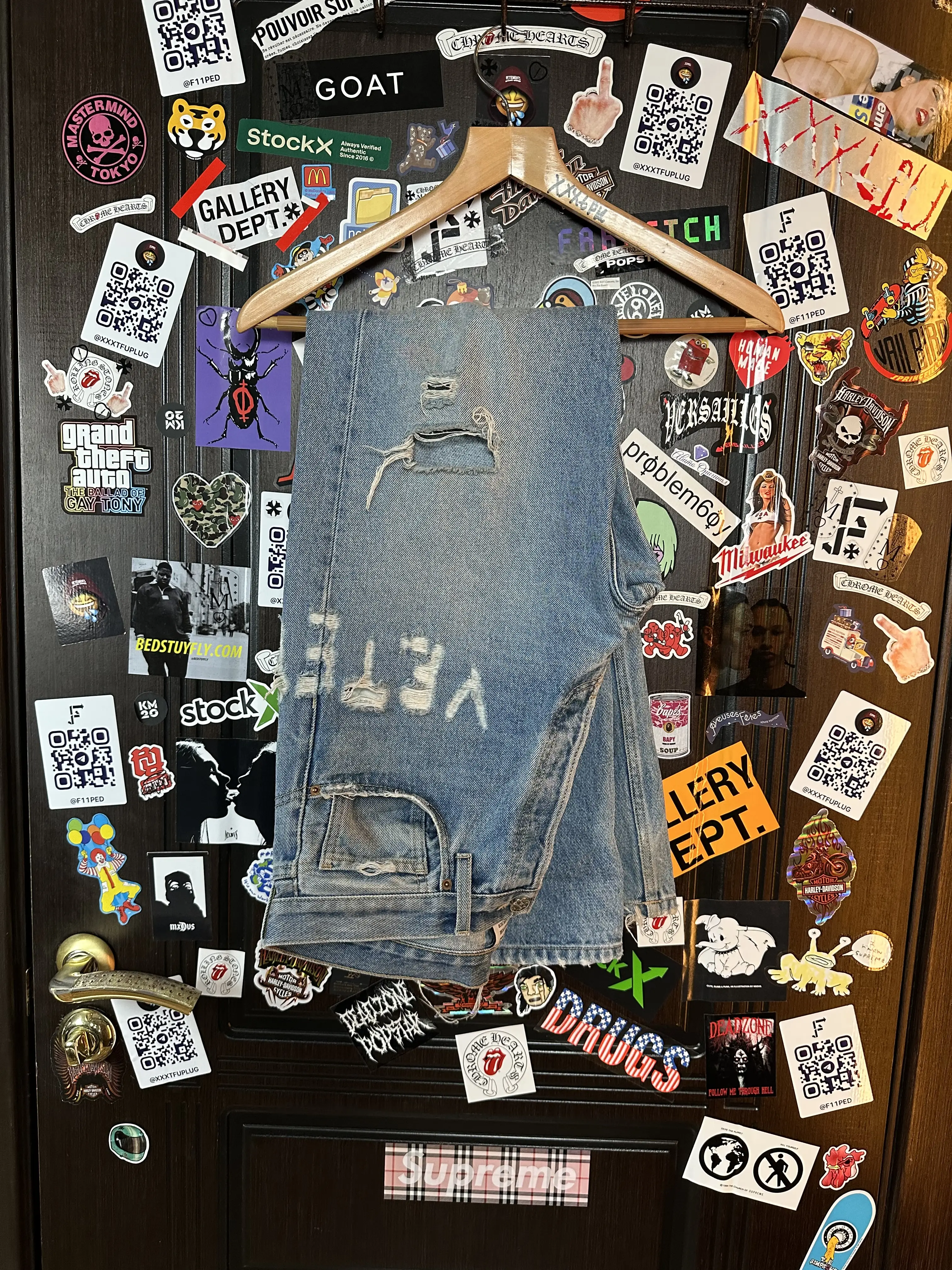 Vetements VETEMENTS FW19 Demna Anarchy Logo Distressed Blue Jeans