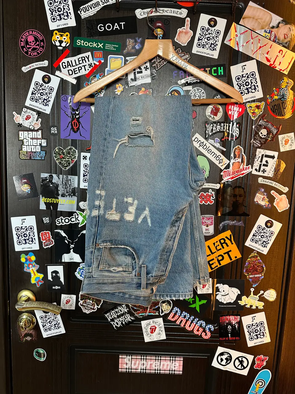 Vetements VETEMENTS FW19 Demna Anarchy Logo Distressed Blue Jeans