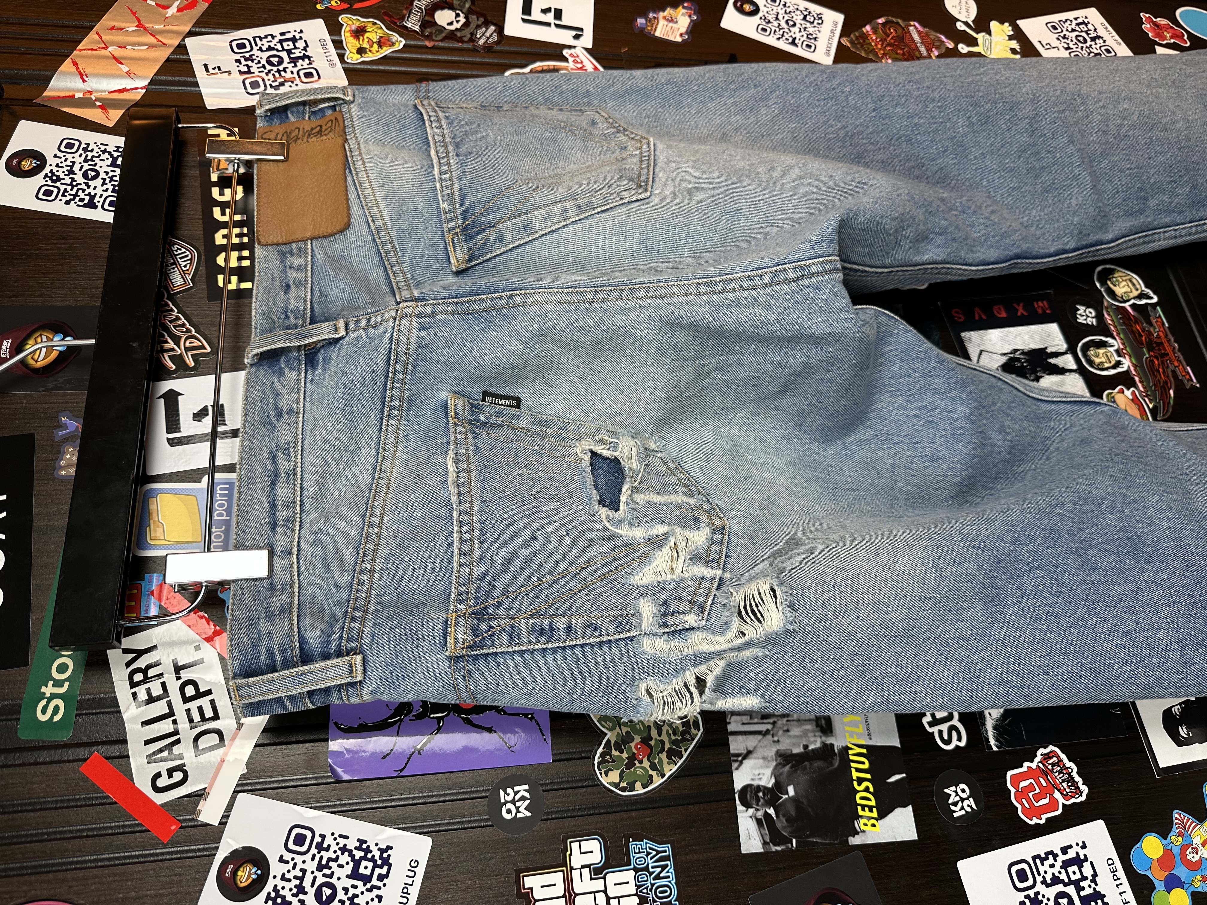 Vetements VETEMENTS FW19 Demna Anarchy Logo Distressed Blue Jeans